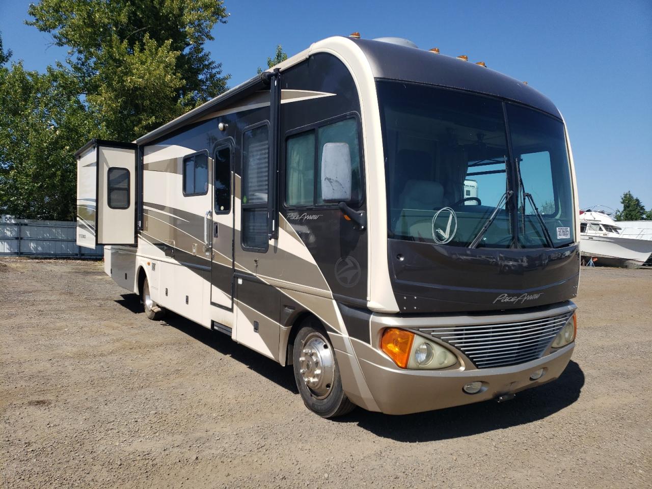 2005 Workhorse Custom Chassis Motorhome Chassis W24 for Sale in Woodburn, OR - Minor Dent/Scratches