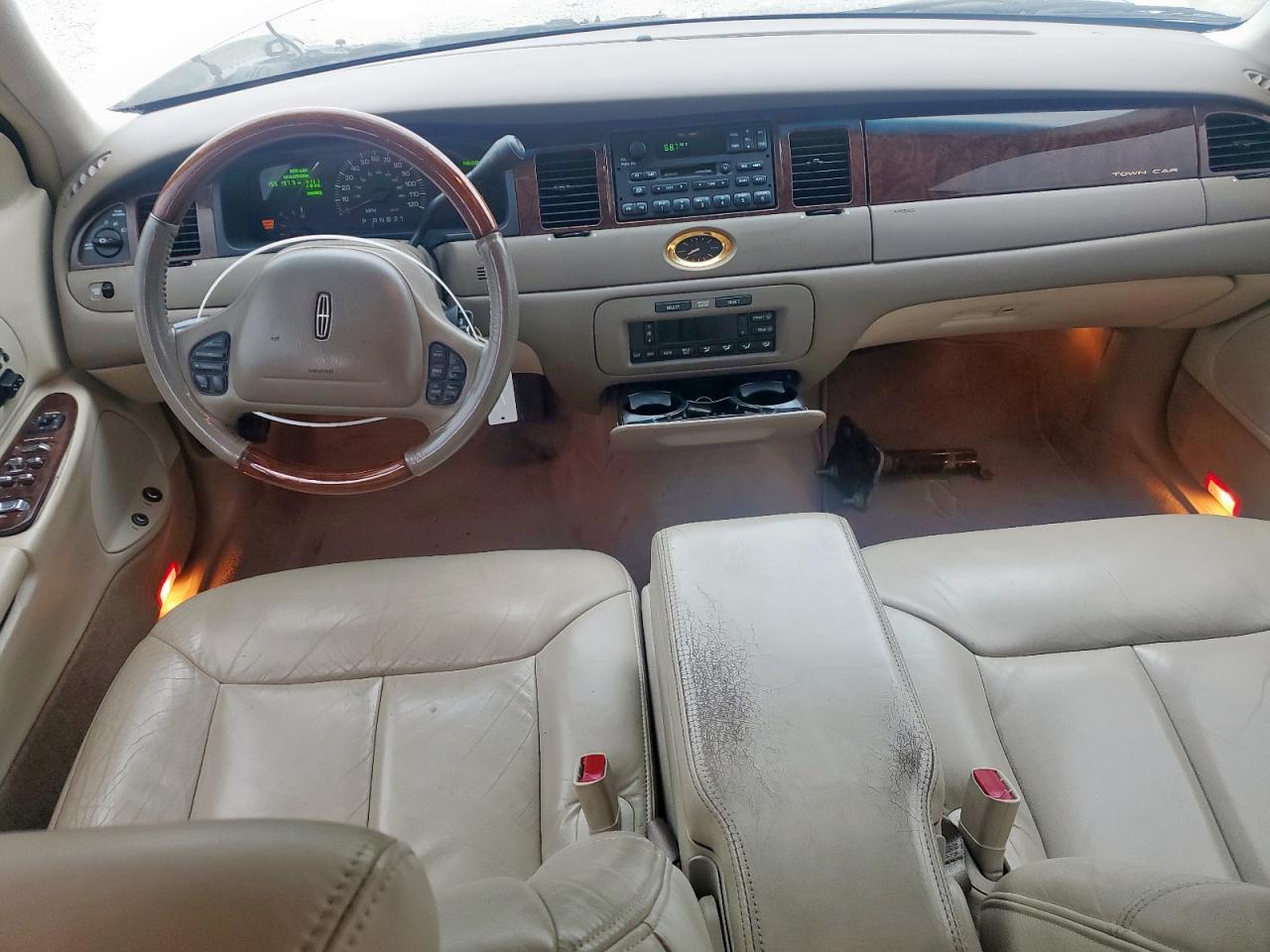 2000 Lincoln Town Car Cartier VIN: 1LNHM83W5YY847708 Lot: 57425465