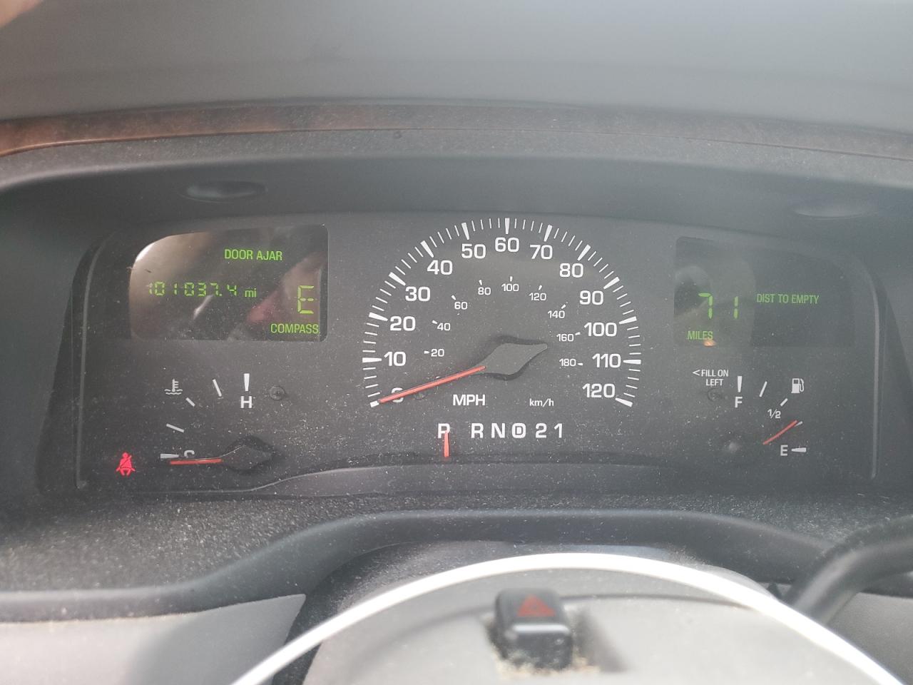 2000 Lincoln Town Car Signature VIN: 1LNHM82W5YY938933 Lot: 57205635