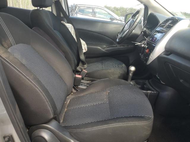 Hatchbacks NISSAN VERSA 2015 Srebrny