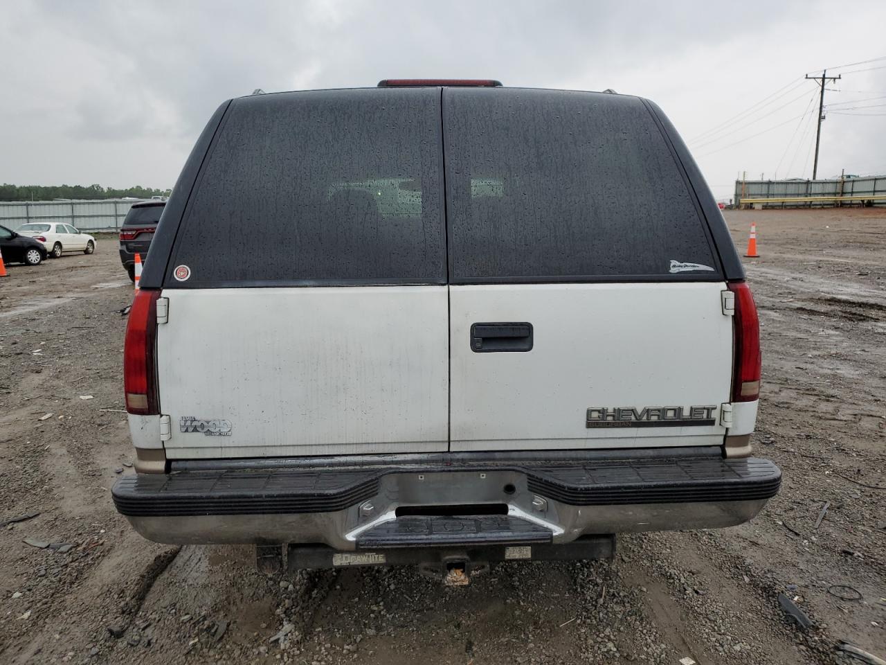 1997 Chevrolet Suburban C1500 VIN: 1GNEC16R9VJ383082 Lot: 55621515