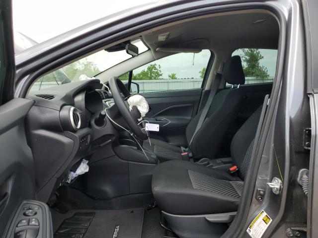  NISSAN VERSA 2024 Szary