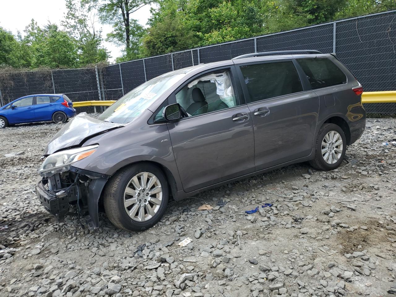 2016 Toyota Sienna Xle for Sale in Waldorf, MD - All Over