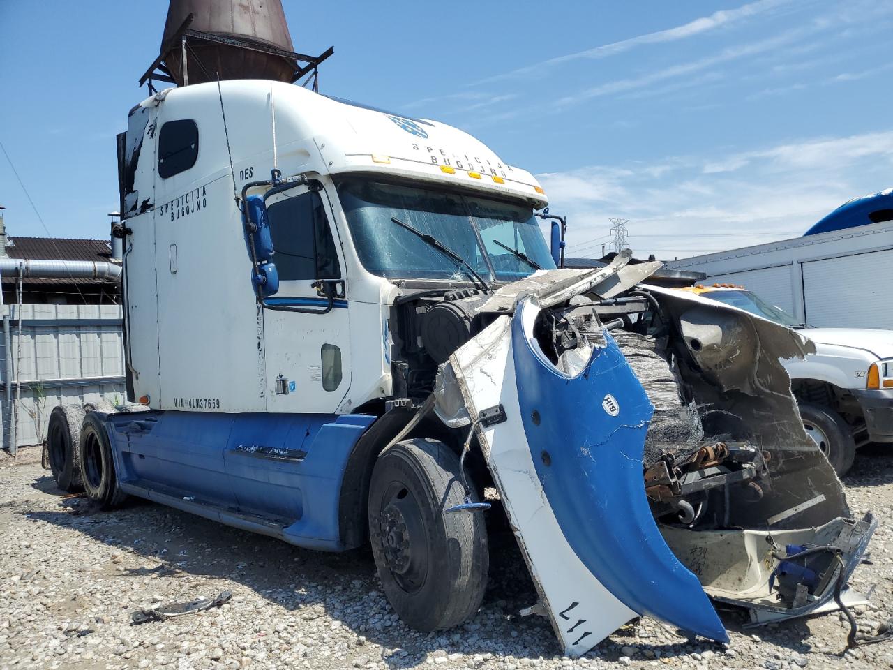2004 Freightliner Columbia 120 Semi Truck for Sale in Louisville, KY - Front End