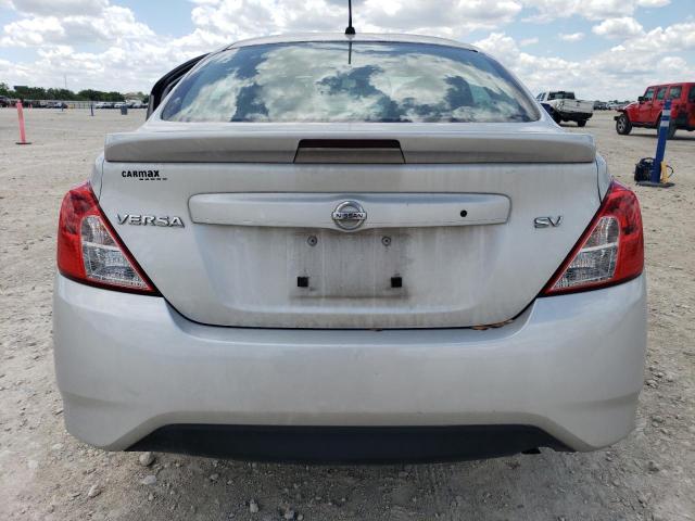  NISSAN VERSA 2018 Srebrny