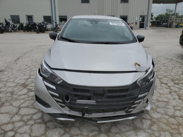  NISSAN VERSA 2024 Сріблястий