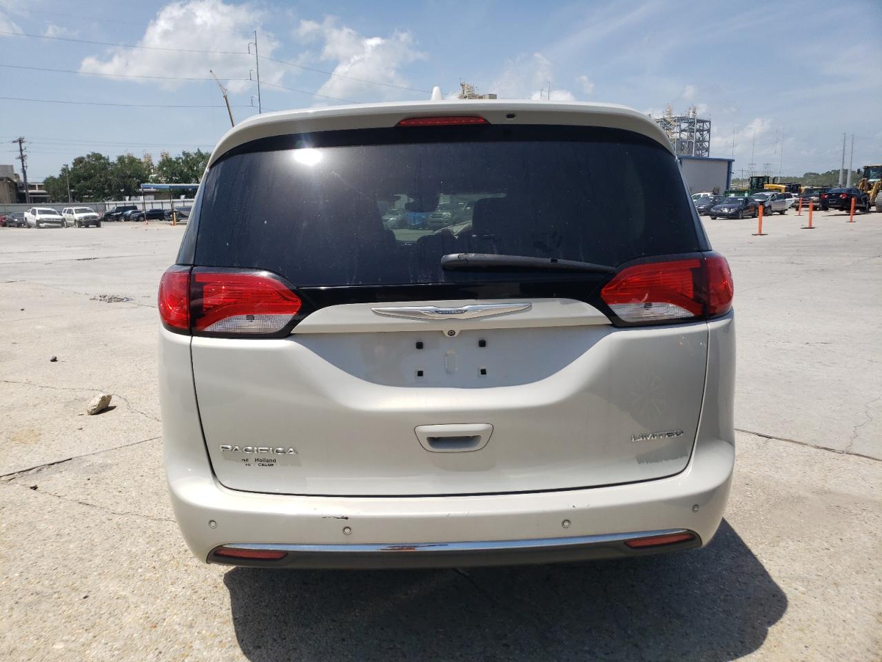 2017 Chrysler Pacifica Limited VIN: 2C4RC1GG2HR744207 Lot: 56760115