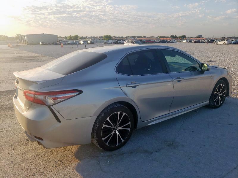  TOYOTA CAMRY 2018 Srebrny