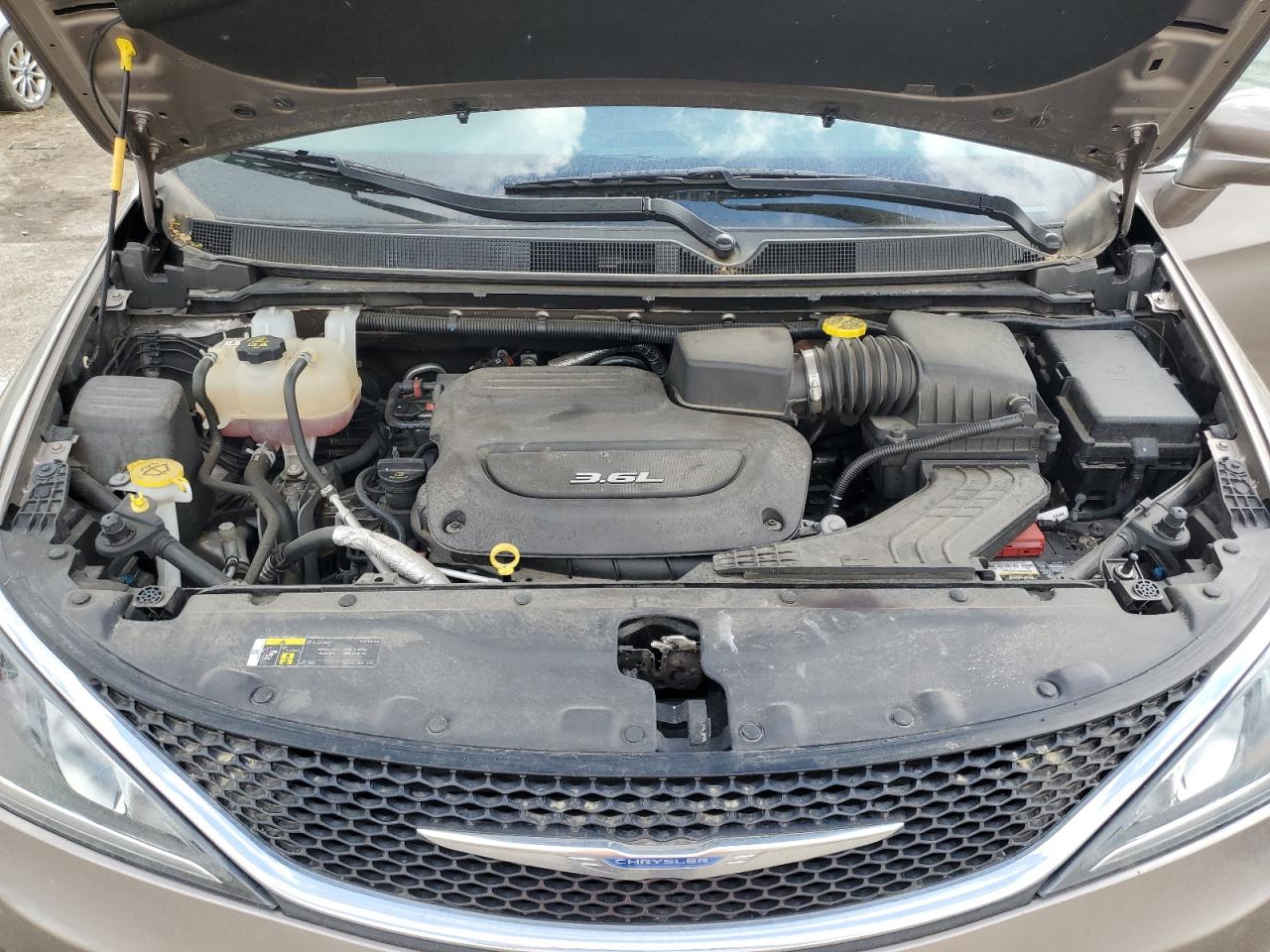 2018 Chrysler Pacifica Touring L VIN: 2C4RC1BG8JR127200 Lot: 56929415