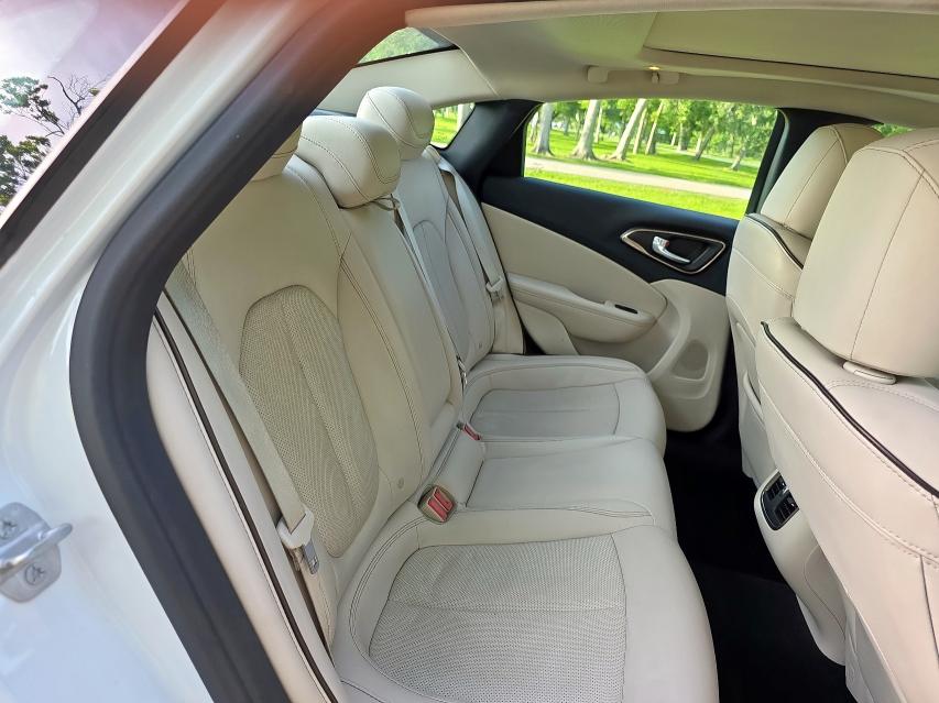 Sedans CHRYSLER 200 2015 White