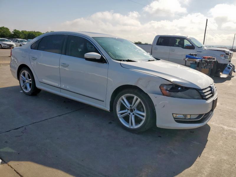Sedans VOLKSWAGEN PASSAT 2013 Biały