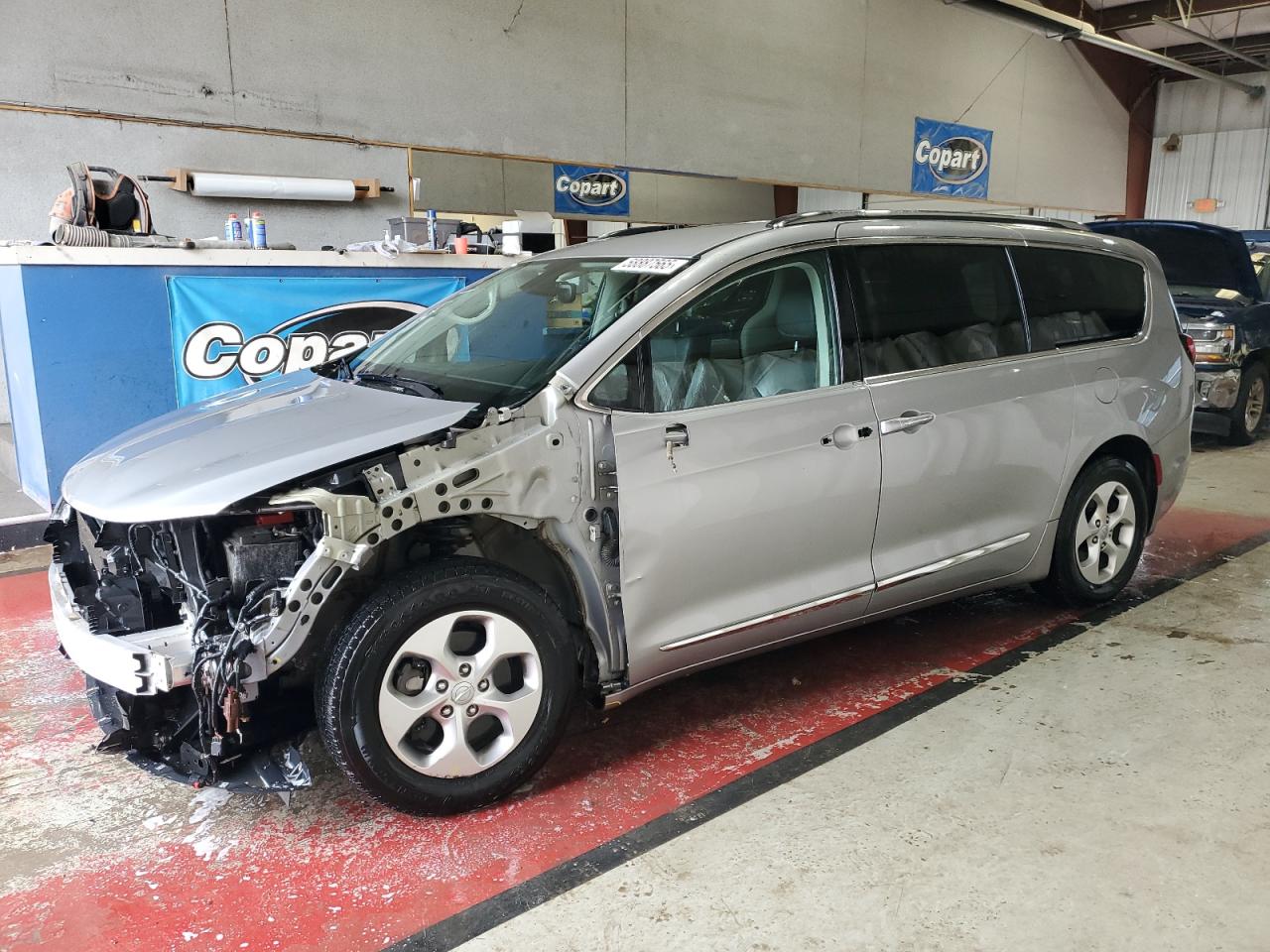 2017 Chrysler Pacifica Touring L Plus na sprzedaż w Angola, NY - Front End