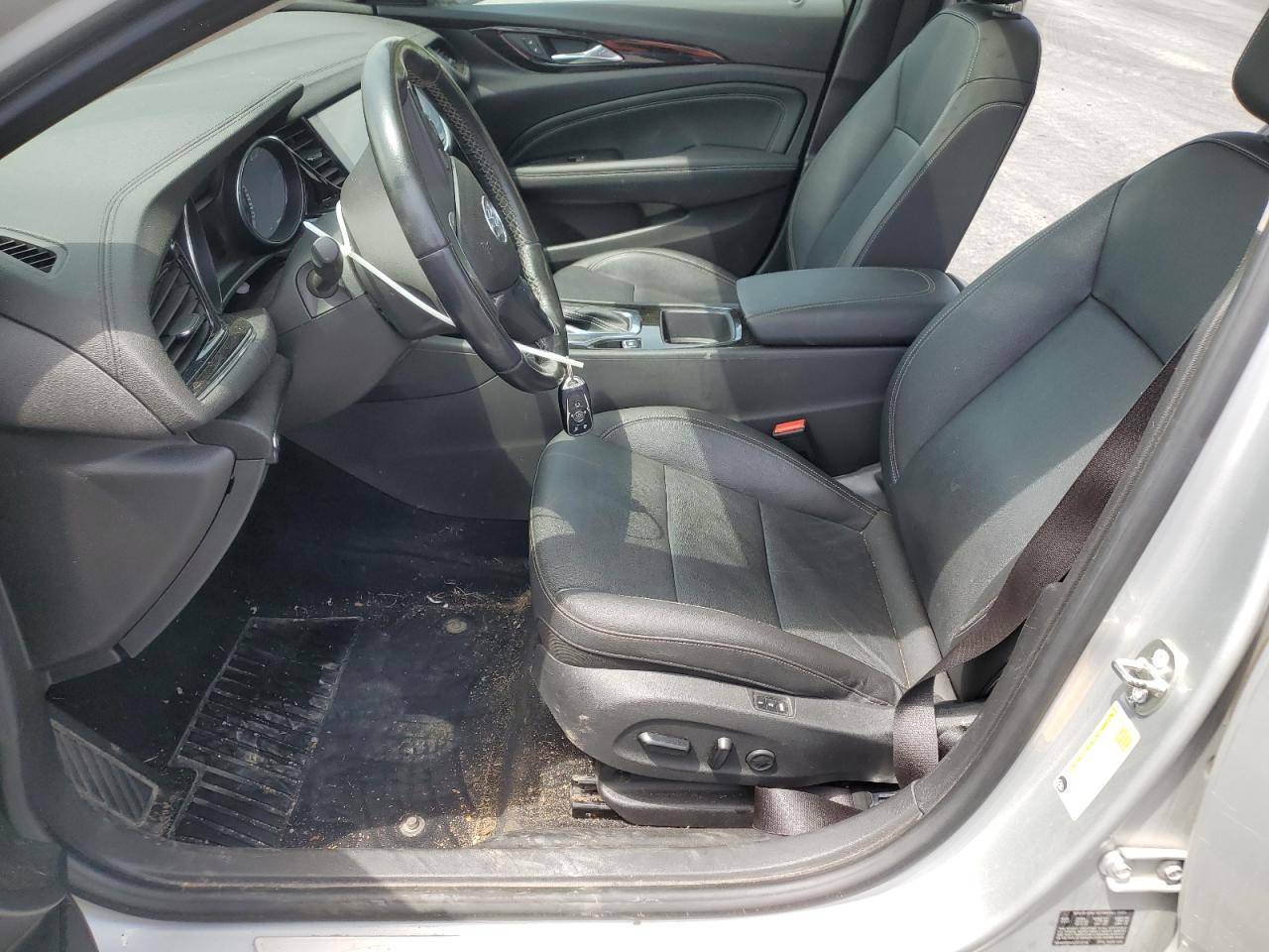 2018 Buick Regal Tourx Essence VIN: W04GV8SX4J1073743 Lot: 56561755
