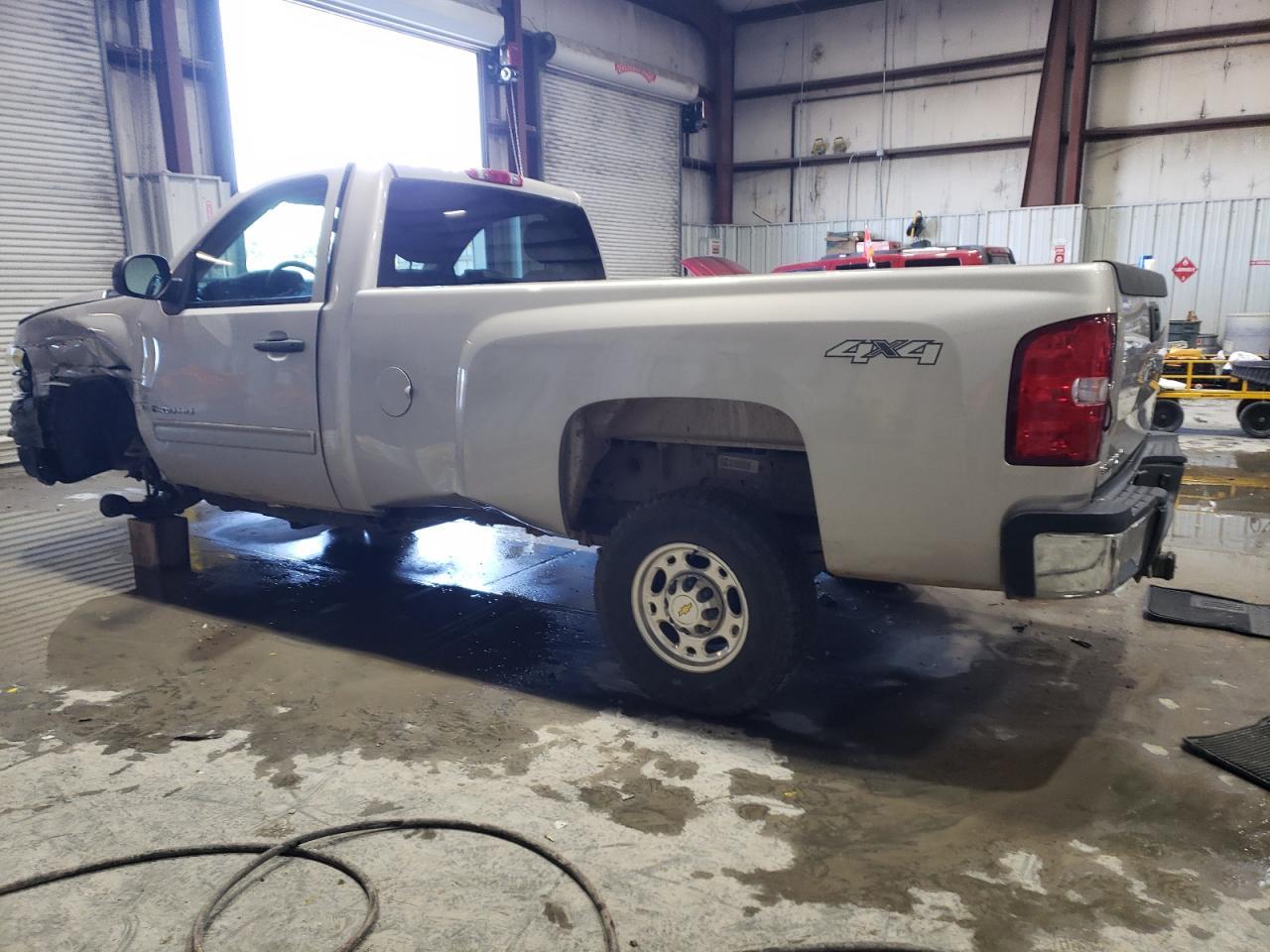 2009 Chevrolet Silverado - Image 2