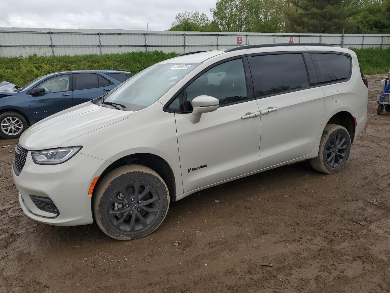 2021 Chrysler Pacifica Touring L for Sale in Davison, MI - Minor Dent/Scratches