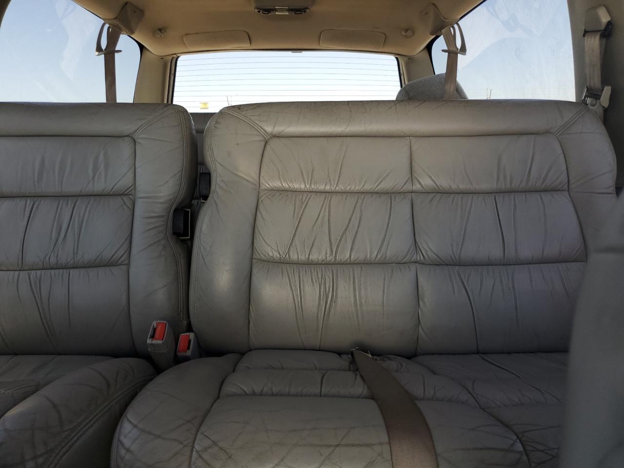 1994 Chevrolet Suburban C1500 VIN: 1GNEC16K9RJ420947 Lot: 55698235