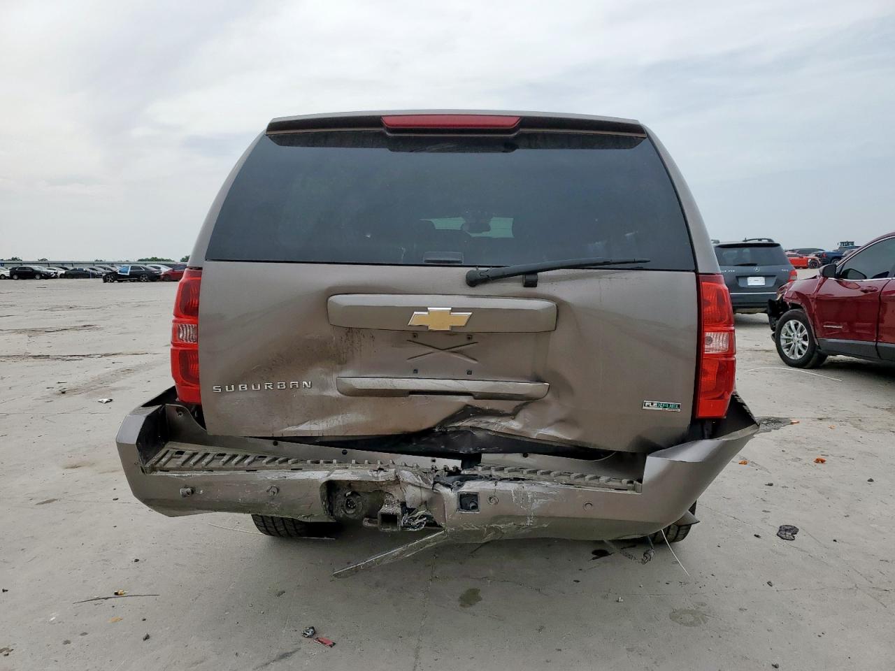 2011 Chevrolet Suburban C1500 Lt VIN: 1GNSCJE05BR400575 Lot: 56746125