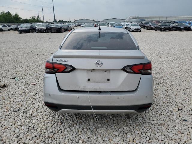  NISSAN VERSA 2021 Серебристый