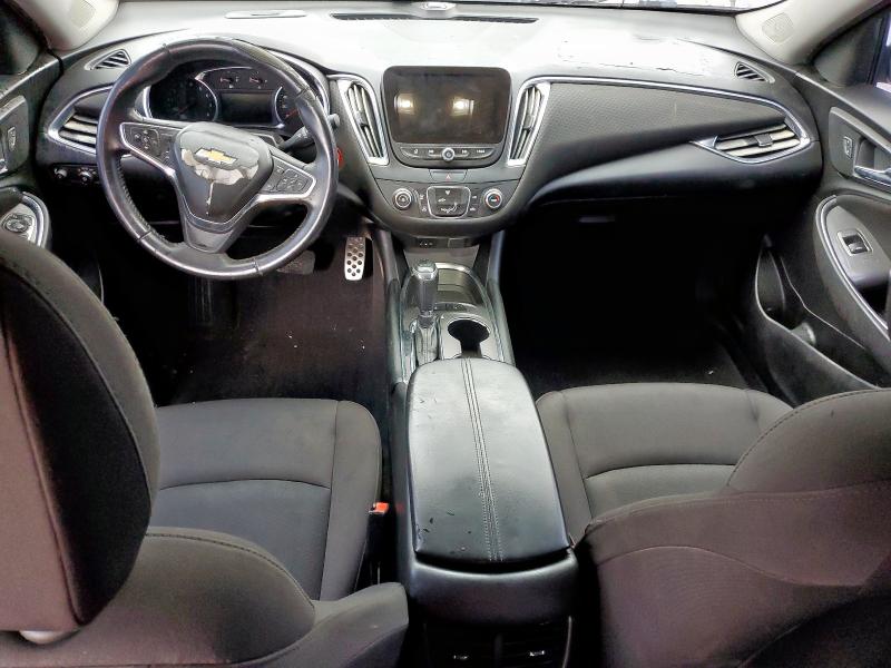 Sedans CHEVROLET MALIBU 2017 Srebrny