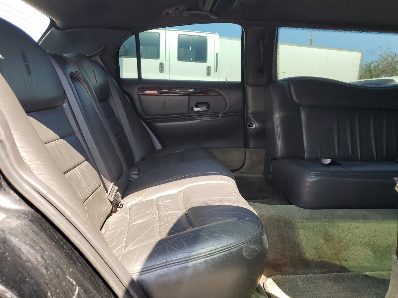 2000 Lincoln Town Car Executive VIN: 1L1FM81W0YY844744 Lot: 55271765