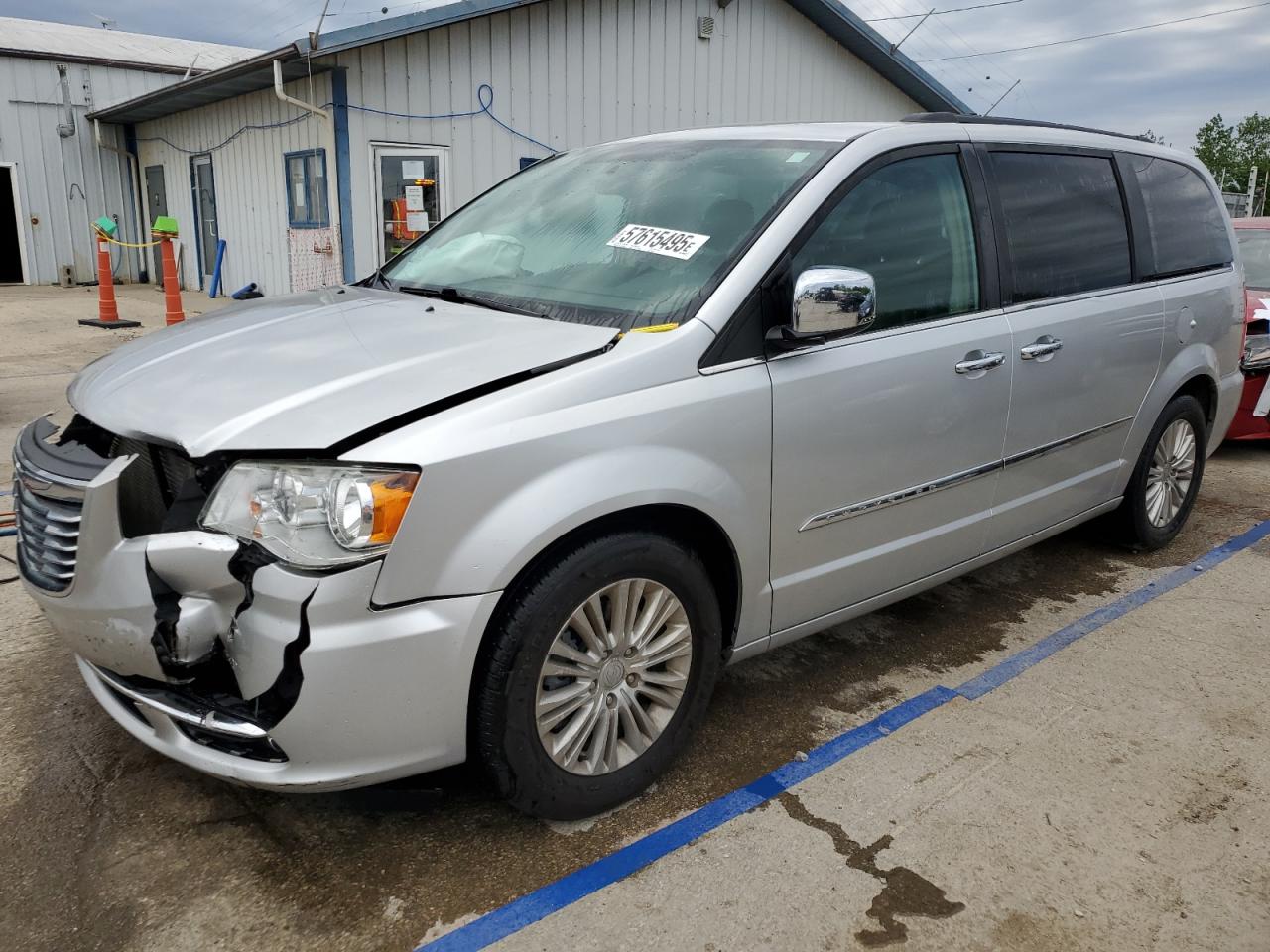 2012 Chrysler Town & Country Touring L на продаже в Pekin, IL - Front End
