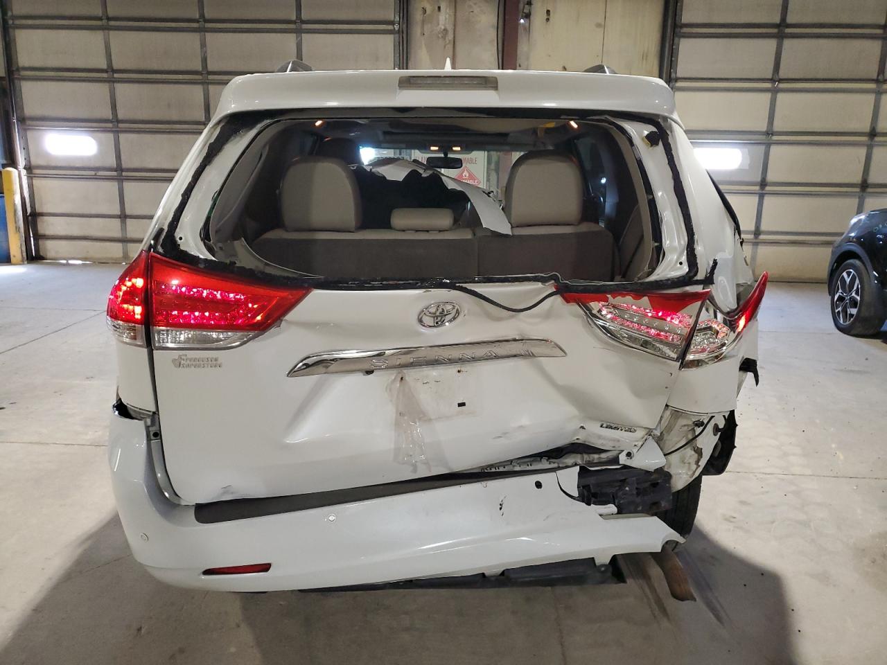 5TDYK3DC6BS113261 2011 Toyota Sienna Xle