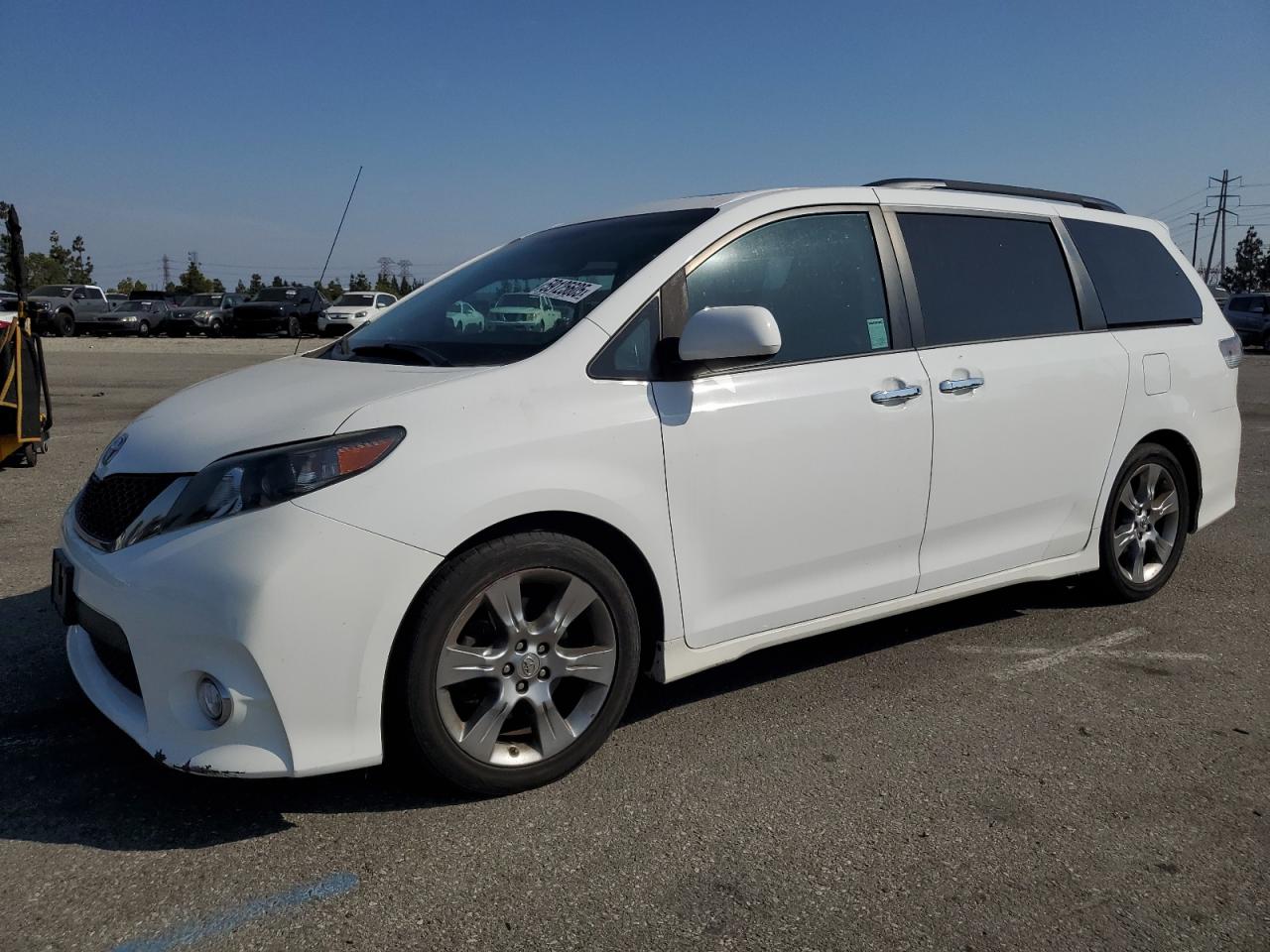 2014 Toyota Sienna Sport იყიდება Rancho Cucamonga-ში, CA - Front End