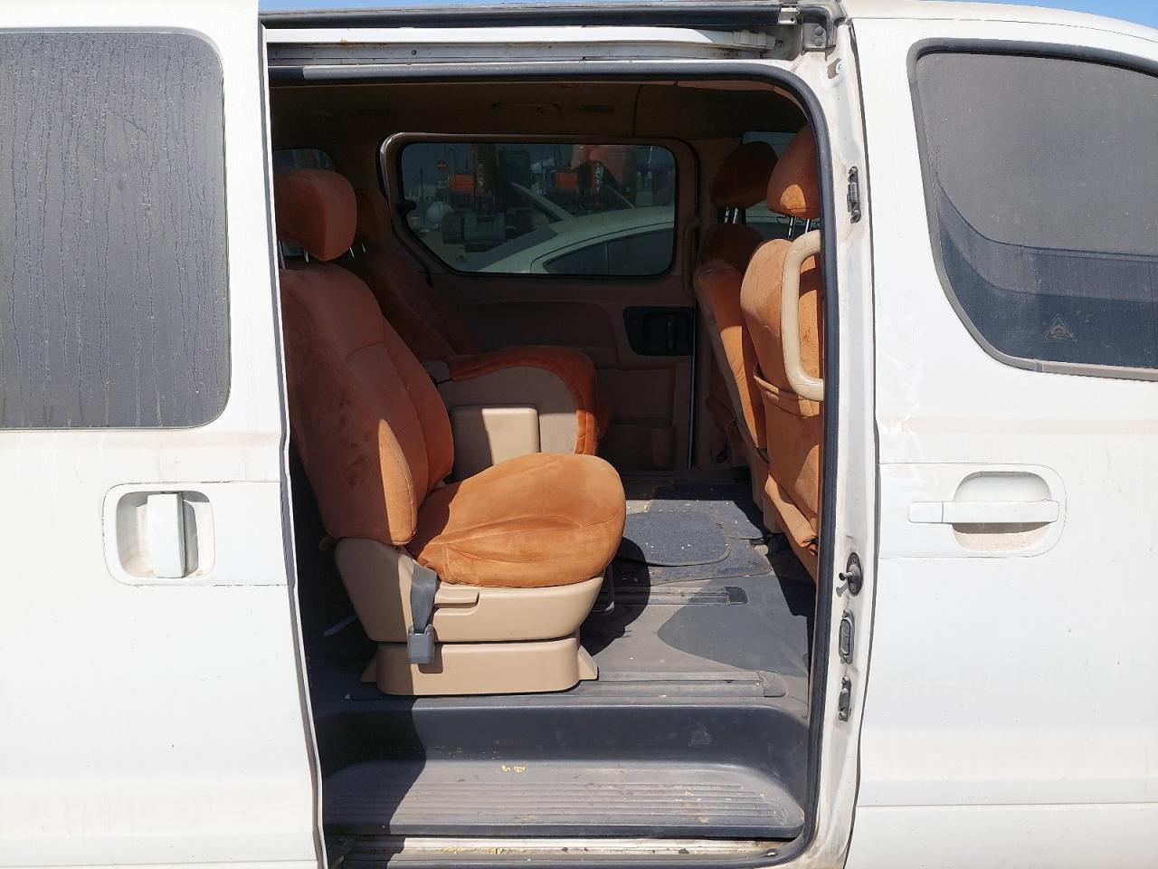 KMJWA37R0HU891015 - 2017 Hyundai H1 - #undefined