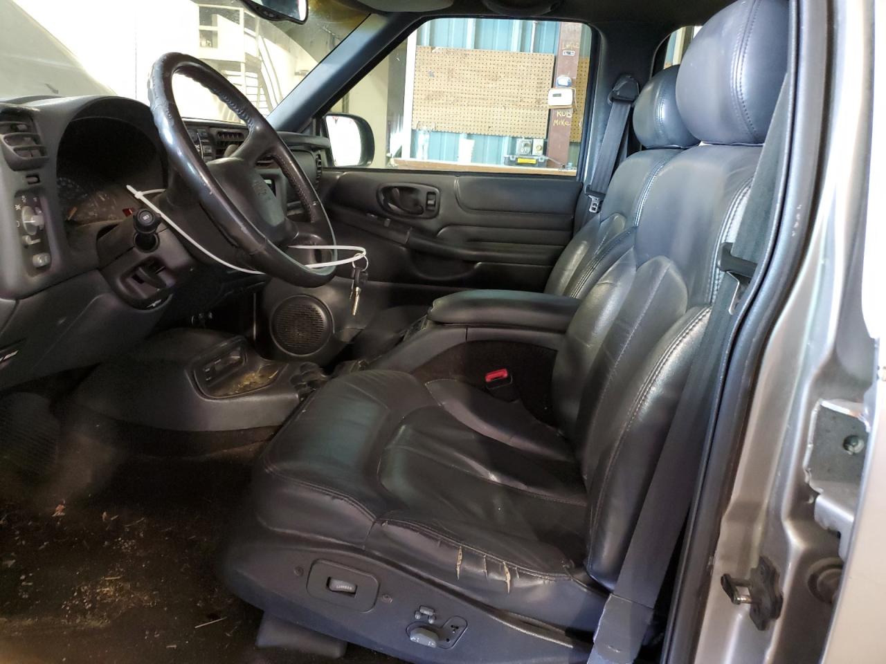 2000 Chevrolet Blazer VIN: 1GNDT13W1Y2282557 Lot: 55560775