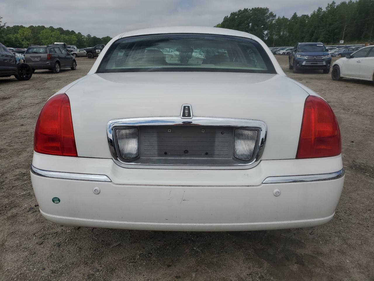 2004 Lincoln Town Car Executive VIN: 1LNHM81W24Y607951 Lot: 57070295