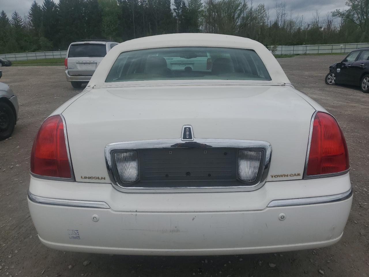 2005 Lincoln Town Car Signature VIN: 1LNHM81W75Y651123 Lot: 57106815