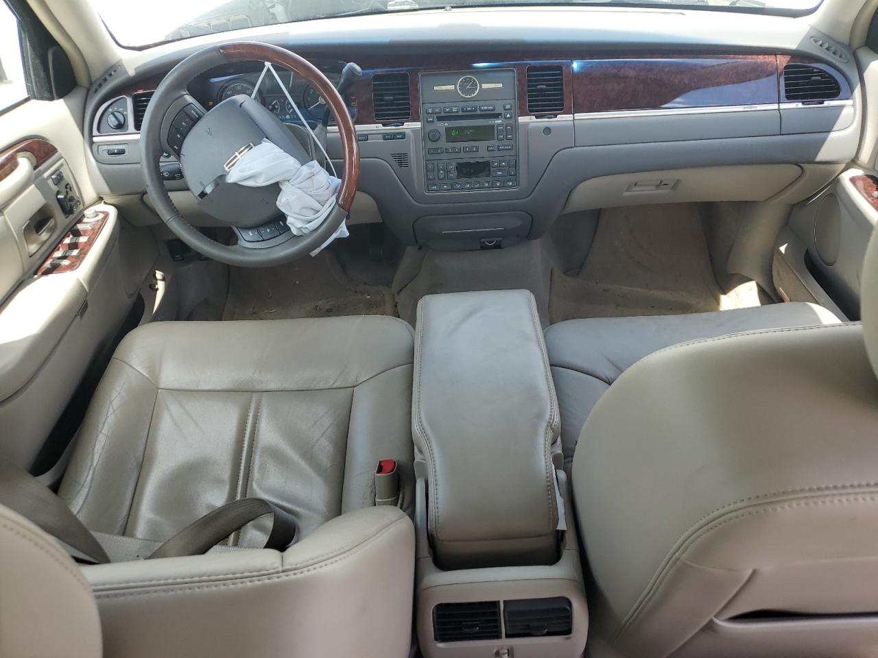 2010 Lincoln Town Car Signature Limited VIN: 2LNBL8CV6AX631260 Lot: 56726115