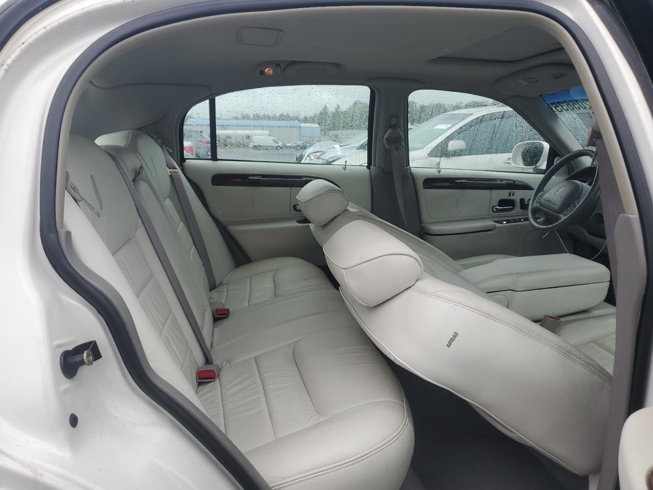 2000 Lincoln Town Car Signature VIN: 1LNHM82W5YY938933 Lot: 57205635
