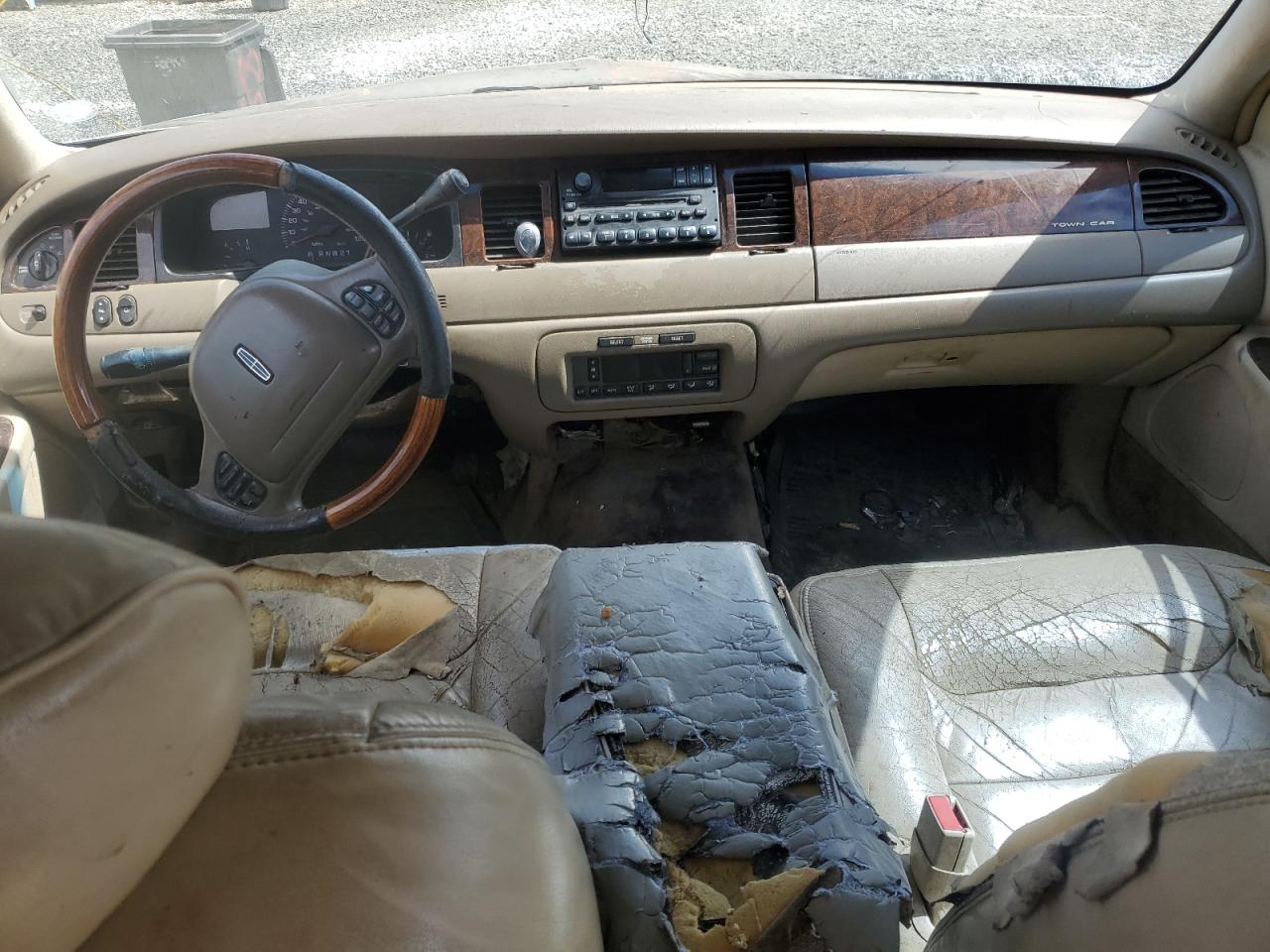 2001 Lincoln Town Car Signature VIN: 1LNHM82W11Y630437 Lot: 56532715