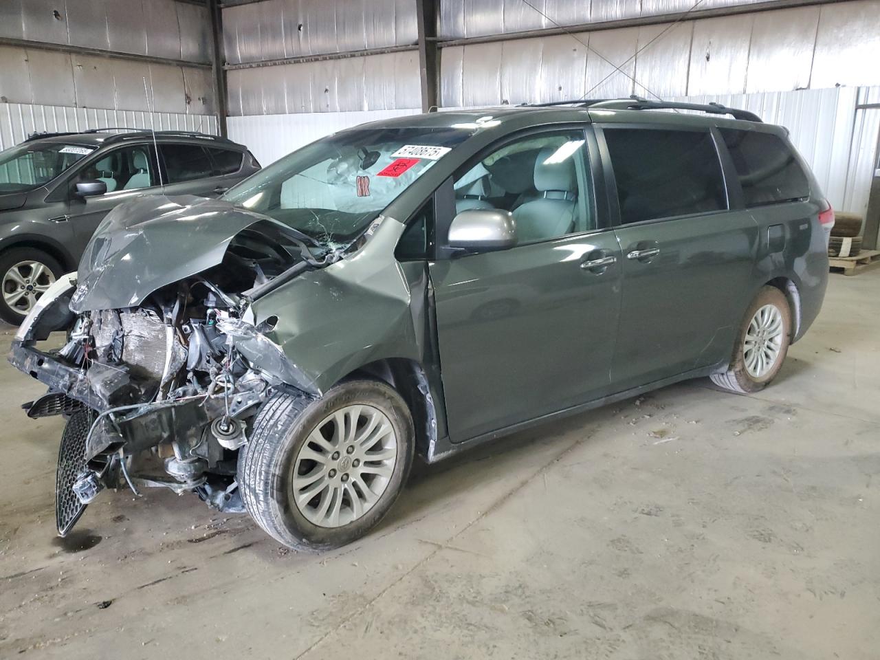 2014 Toyota Sienna Xle for Sale in Des Moines, IA - Front End