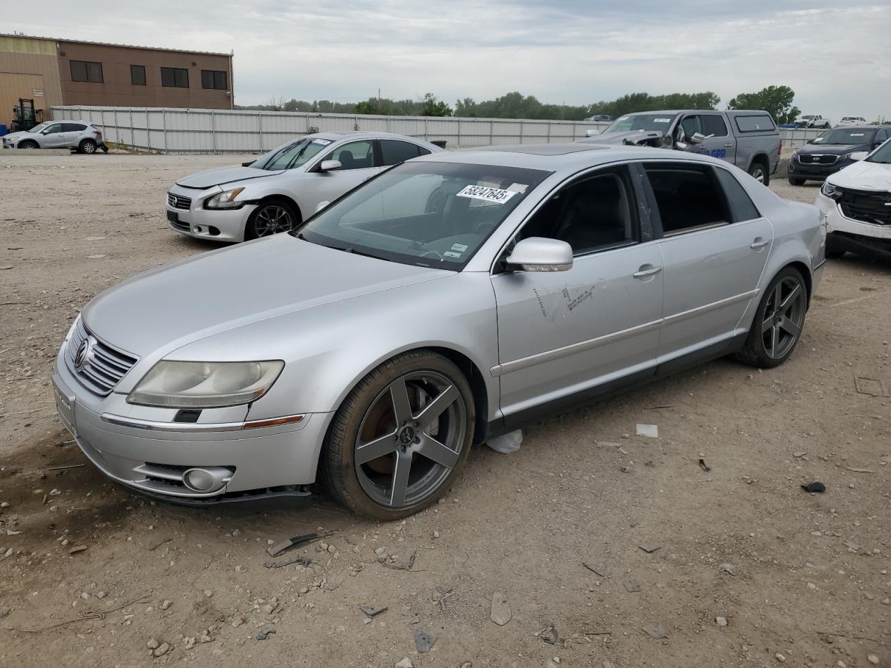 2004 Volkswagen Phaeton 4.2 продається в Kansas City, KS - Minor Dent/Scratches
