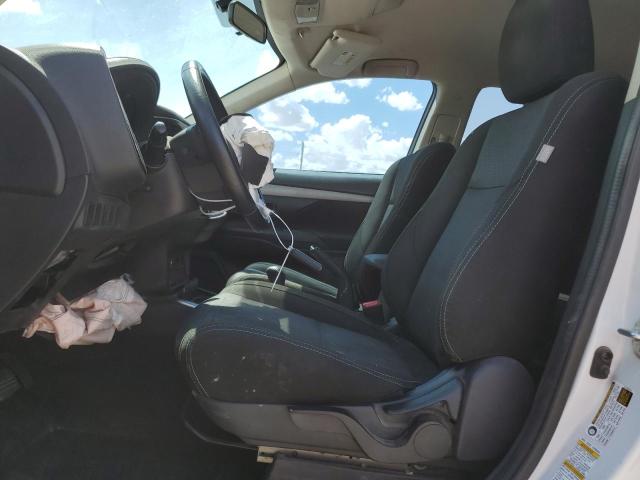  MITSUBISHI OUTLANDER 2017 Biały