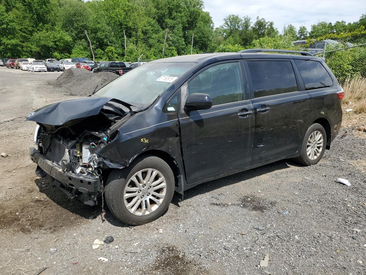 2017 Toyota Sienna Xle for Sale in Baltimore, MD - Front End