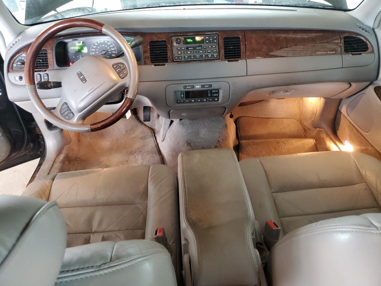2001 Lincoln Town Car Signature VIN: 1LNHM82W41Y739121 Lot: 56738385