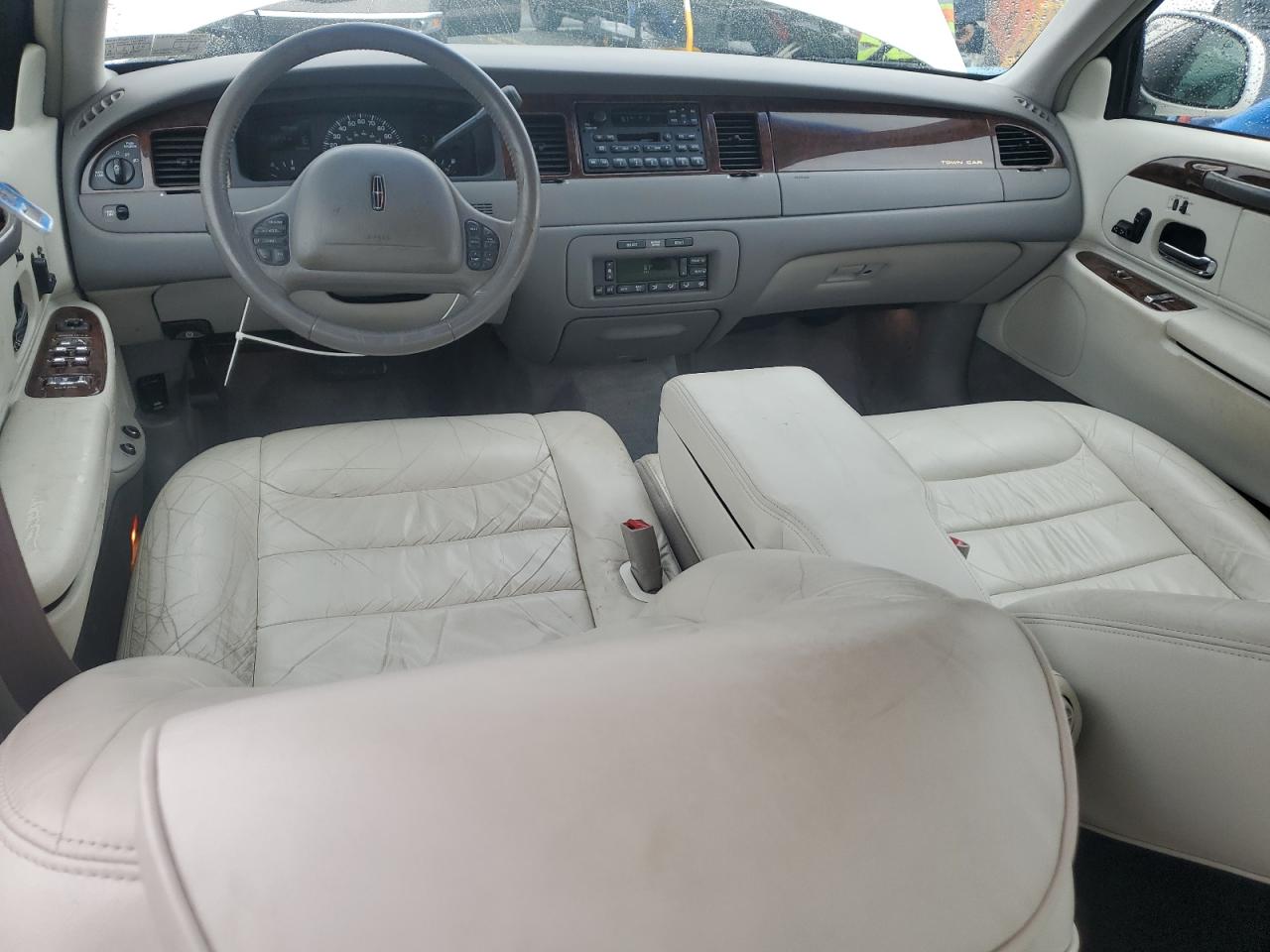 2000 Lincoln Town Car Signature VIN: 1LNHM82W5YY938933 Lot: 57205635