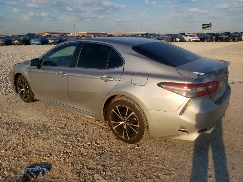  TOYOTA CAMRY 2018 Srebrny