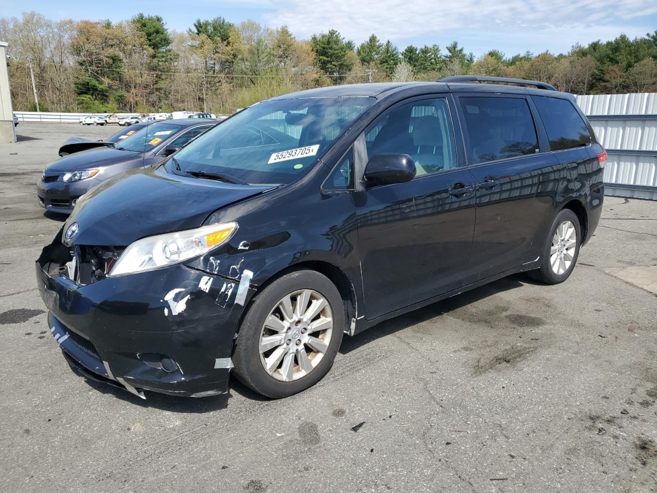2014 Toyota Sienna Le იყიდება Exeter-ში, RI - Front End