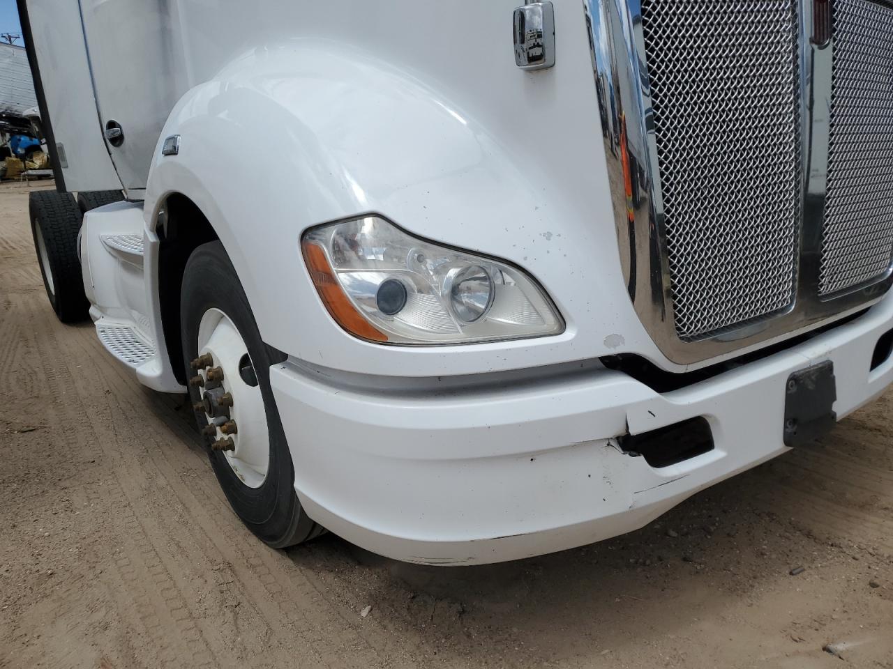 2014 Kenworth T680 Semi Truck VIN: 1XKYA48X1EJ402348 Lot: 56542545
