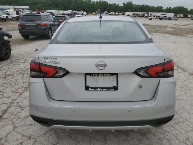  NISSAN VERSA 2024 Сріблястий