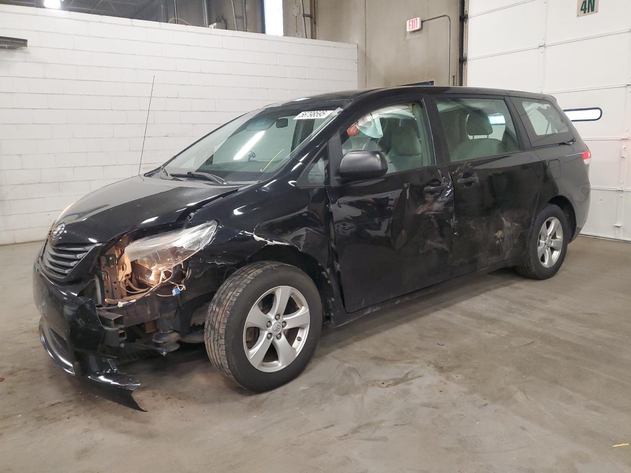2011 Toyota Sienna იყიდება Blaine-ში, MN - Front End
