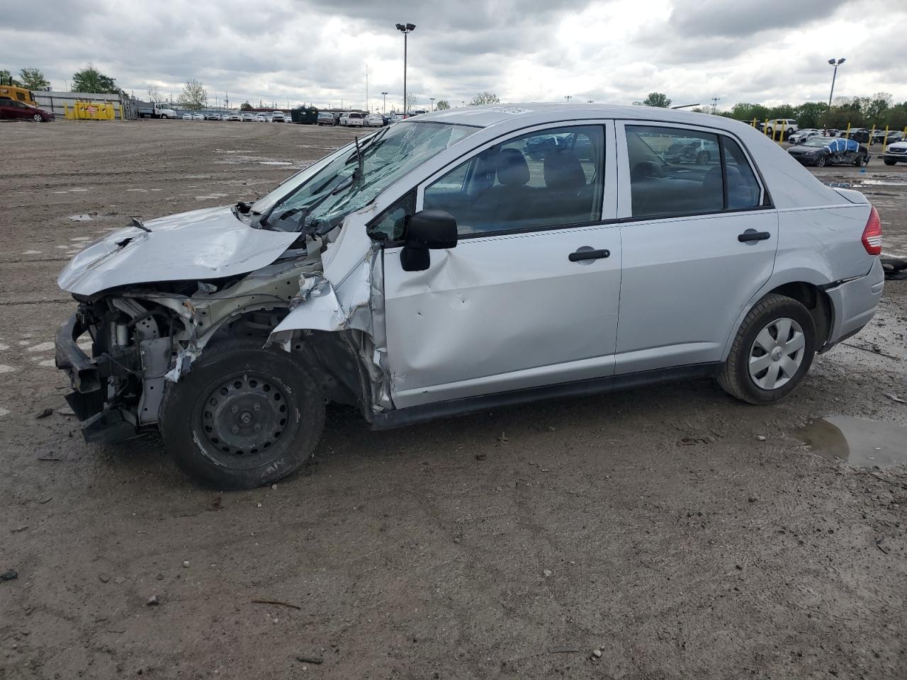 2009 Nissan Versa S zu verkaufen in Indianapolis, IN - Front End