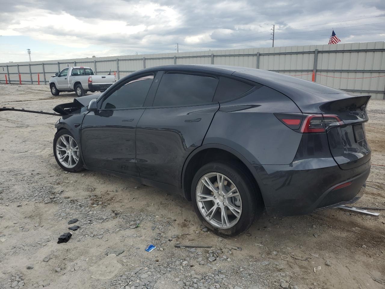 2024 Tesla Model Y VIN: 7SAYGDEE3RF993215 Lot: 56867725