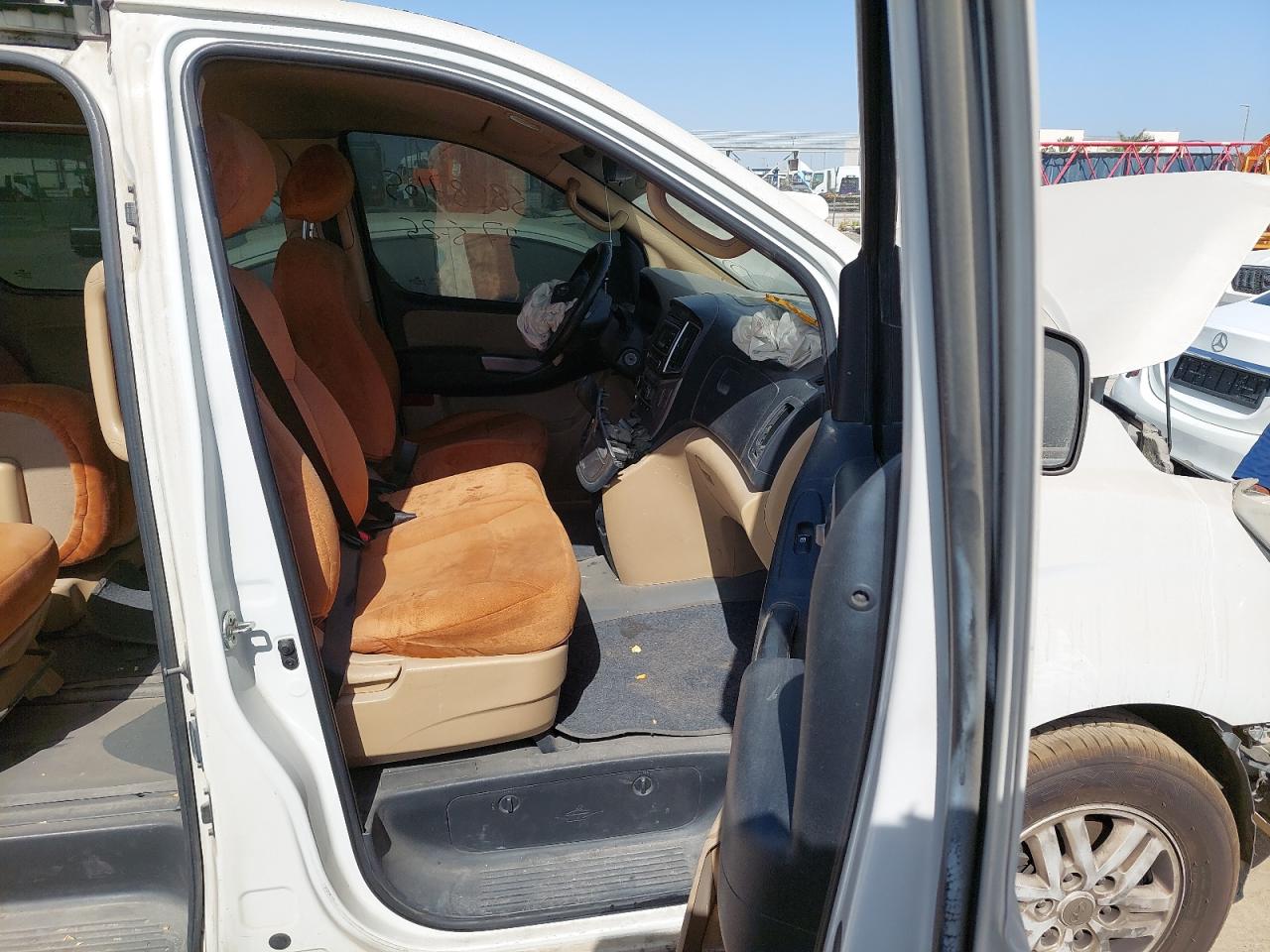 KMJWA37R0HU891015 - 2017 Hyundai H1 - #undefined