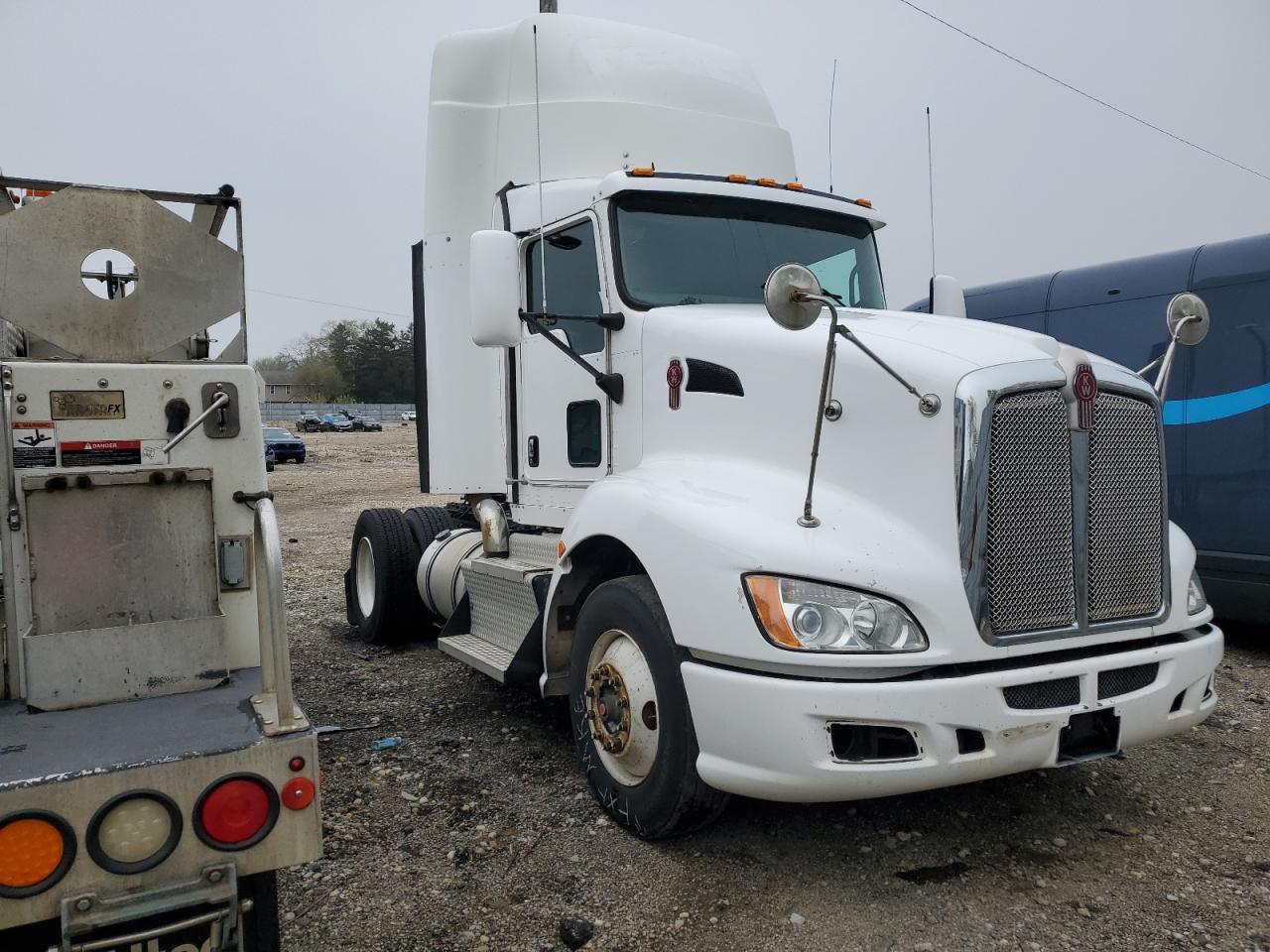 2013 Kenworth T600 Semi Truck for Sale in Franklin, WI - Normal Wear