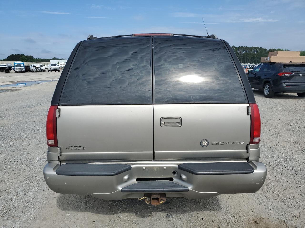2000 Cadillac Escalade Luxury VIN: 1GYEK63R8YR220369 Lot: 56675975
